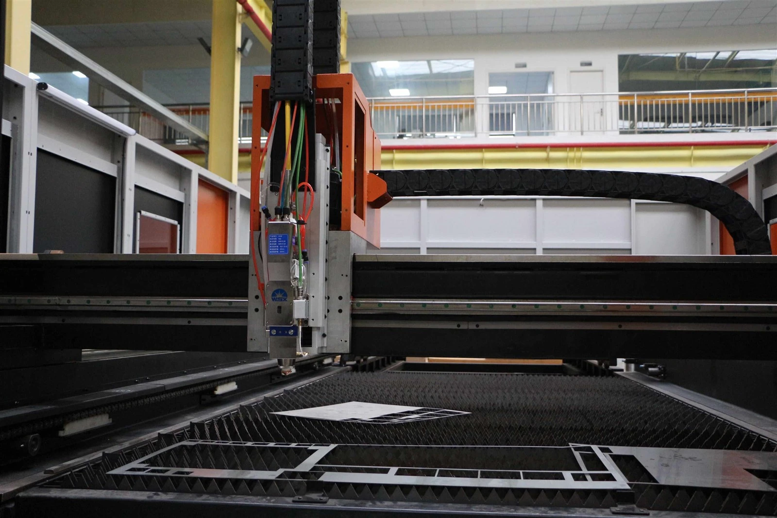 Metal-plate-laser-cutting-machine02